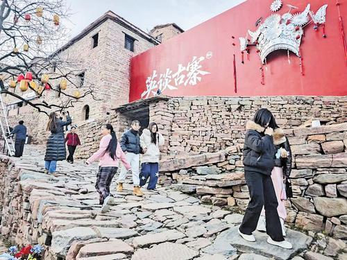 2025年12月20日，游客在邢台市信都区英谈村游玩。本报记者 史晓多摄