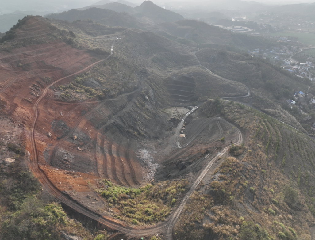 图片说明：萍乡废弃矿山项目部分区域修复前