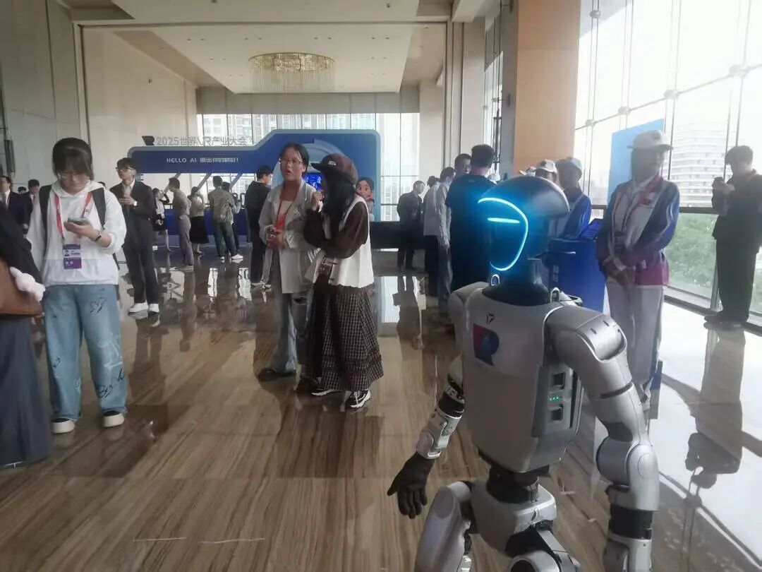 智能机器人出现在江西会展上&nbsp; 摄影：左阳天
