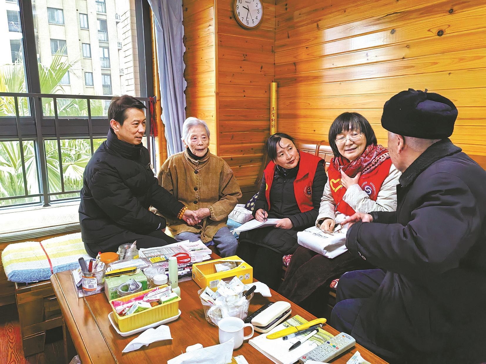 志愿者慰问高龄老人。（王博 毕琪菁 摄）