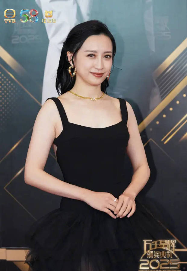 龚嘉欣穿黑色蓬蓬裙亮相。