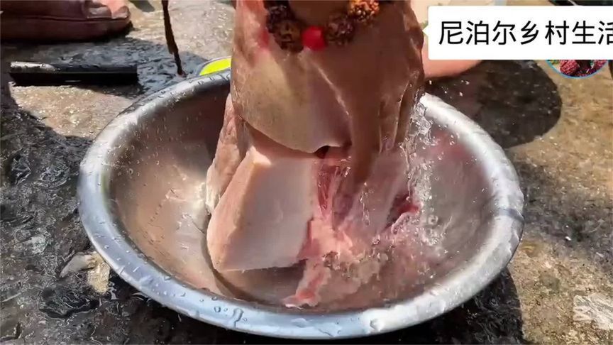 尼泊尔年轻妈妈天天吵着丈夫要肉吃，今天砍大块肥肉满足她