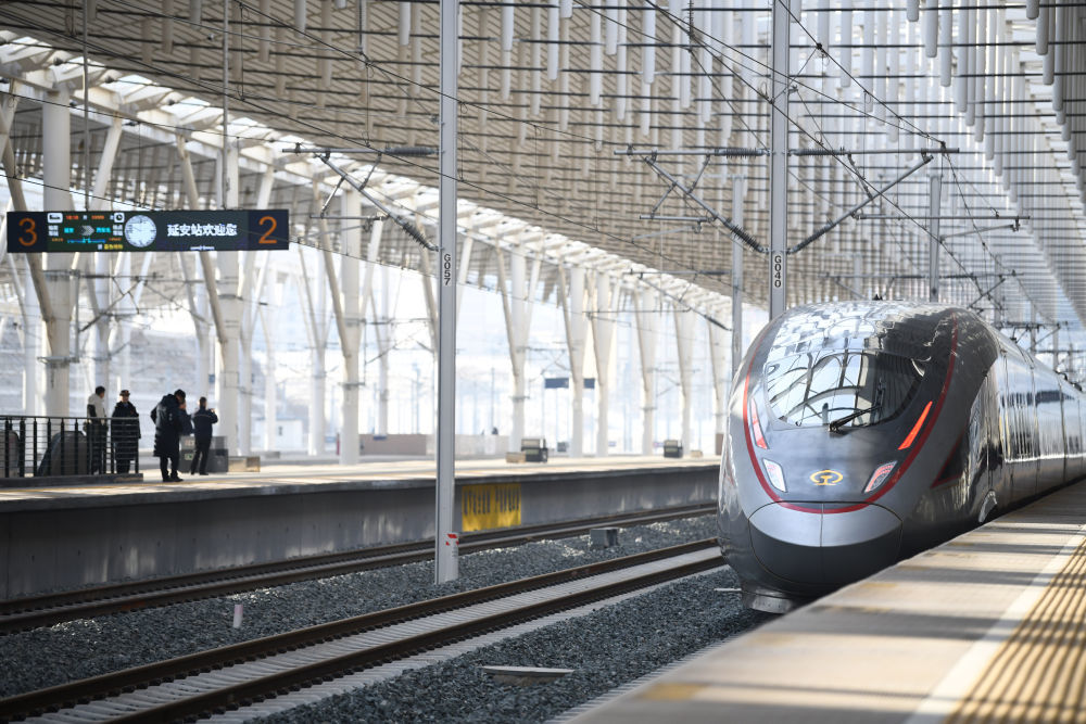 2025年12月26日，西延高铁首发列车从延安站驶出。新华社记者 张博文 摄