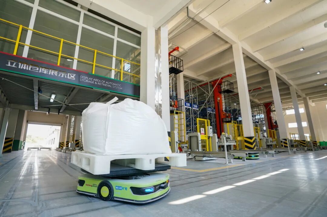 锂电新能源产业正加速向高端化、智能化、绿色化迈进。图为江西赣锋锂业股份有限公司万吨锂盐工厂智能立体仓库，工业搬运机器人按照程序规划路线来回穿梭，自动搬运物料。记者凌厚祥摄