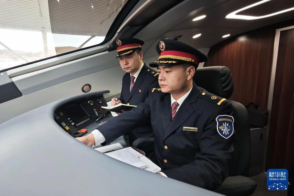 2025年12月26日，西延高铁首发列车司机在进行开车前的准备工作。新华社发（曹欣 摄）