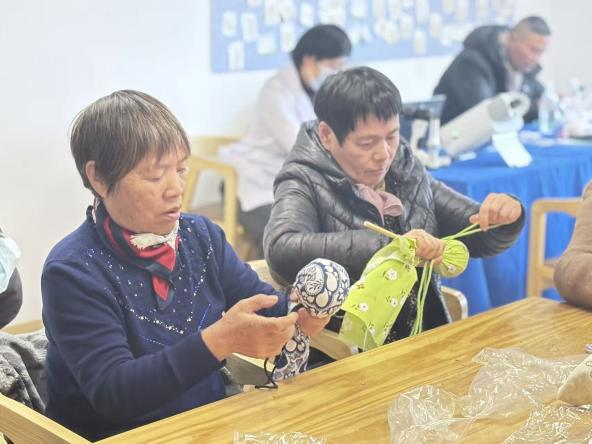 冬日寒意渐浓，青秀温情愈暖！“送健康、送温情”双重关怀礼包