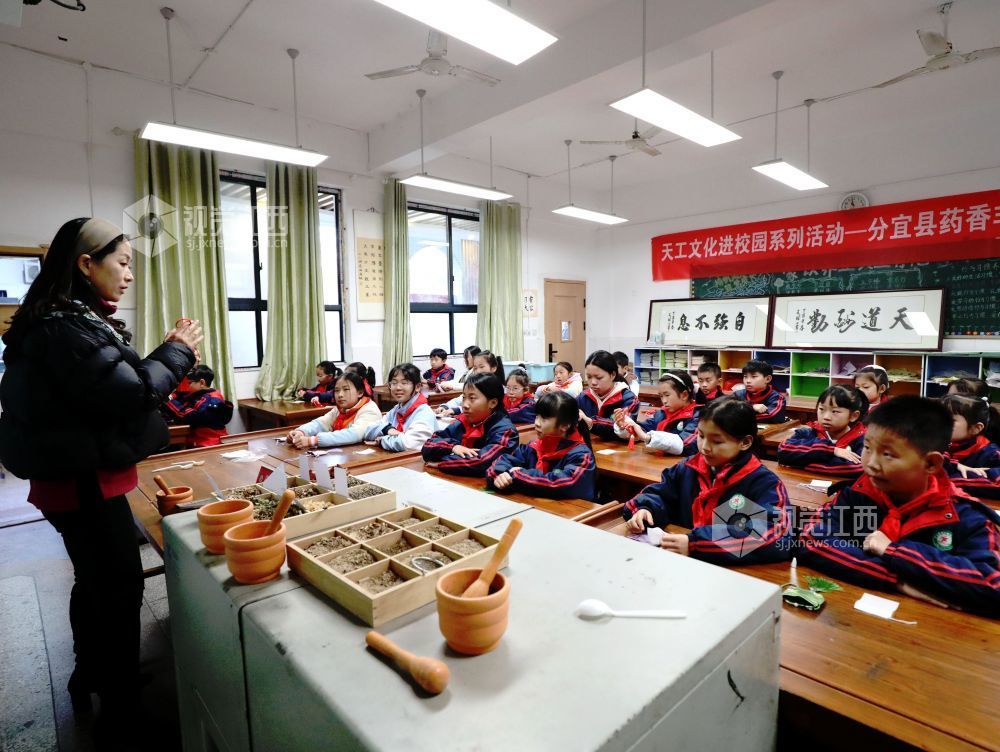 2025年12月31日，江西省分宜县文化馆组织非物质文化遗产项目传承人走进分宜县第二中心小学开展“非遗进校园 文共传承”活动，让学生们“零距离”体验采茶戏、竹编、剪纸、药香等非遗技艺，感受优秀传统文化的独特魅力。