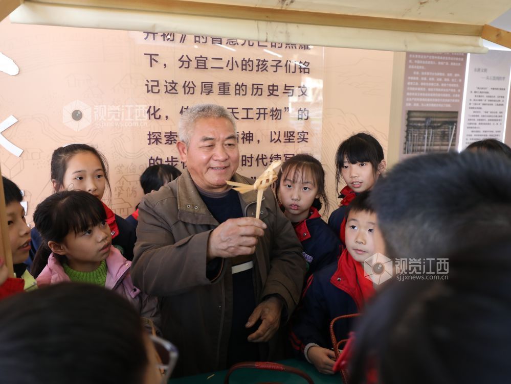 2025年12月31日，江西省分宜县文化馆组织非物质文化遗产项目传承人走进分宜县第二中心小学开展“非遗进校园 文共传承”活动，让学生们“零距离”体验采茶戏、竹编、剪纸、药香等非遗技艺，感受优秀传统文化的独特魅力。