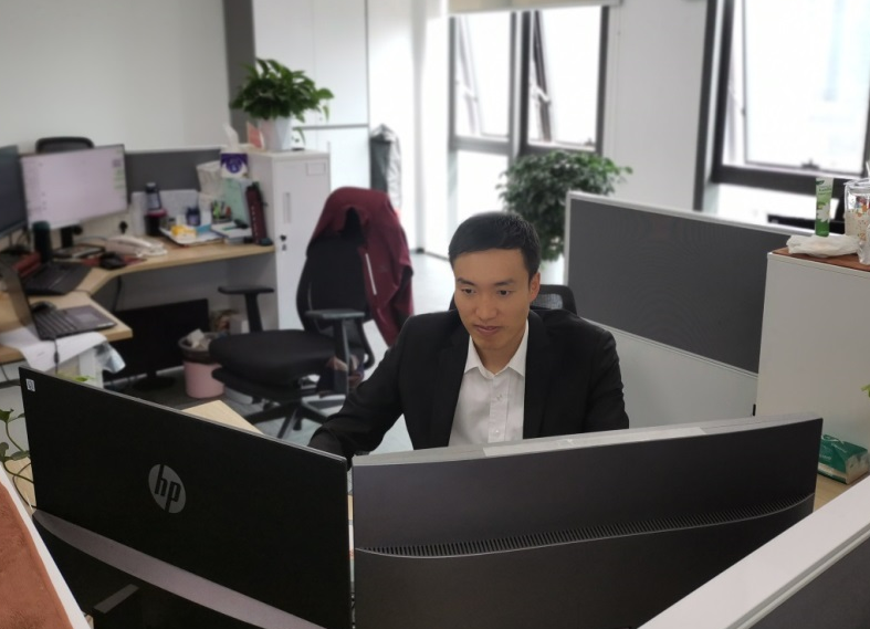 图：谢松宸在办理理赔业务