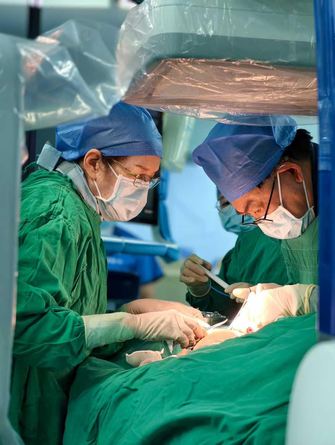 清华大学第一附属医院小儿心脏科李小梅主任正在为孩子做手术