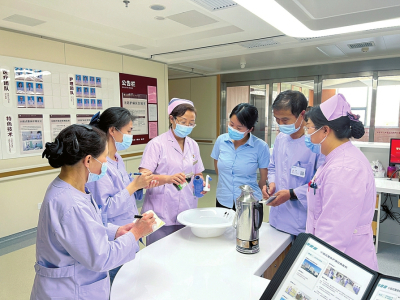 山西中医药大学附属医院肛肠科,医疗护理员学习如何协助开展中药熏洗治疗。