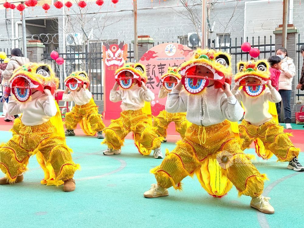 小朋友在幼儿园内舞龙舞狮，喜迎新年到来。