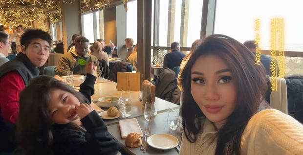 何超盈与老公、女儿自拍合影。