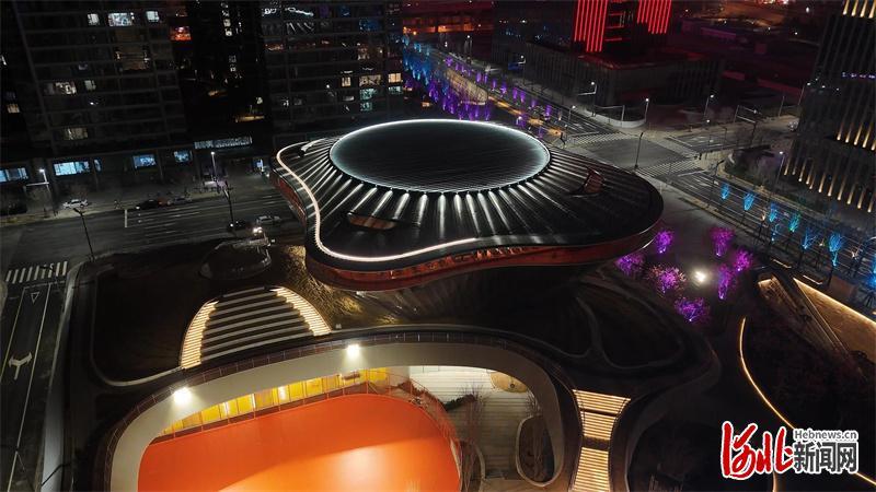 1月1日晚，位于石家庄市新华区的云朵体育馆灯光亮起，成为街区一景。石家庄城发投集团所属建发集团供图