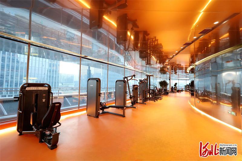 1月1日，位于石家庄市新华区的云朵体育馆开始试营业，图为位于三层的“撸铁馆”。河北日报记者张晓超摄