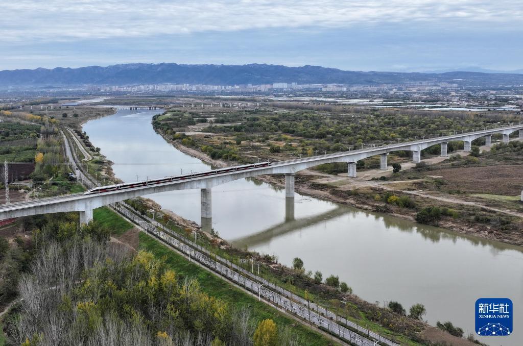 2025年11月17日，一列试验动车组通过西延高铁渭河特大桥。新华社记者 张博文 摄