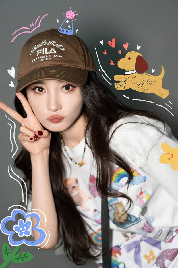 杨幂嘟嘴卖萌好可爱。