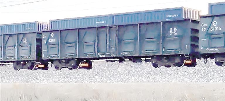 奔跑中的列车。（视频截图）