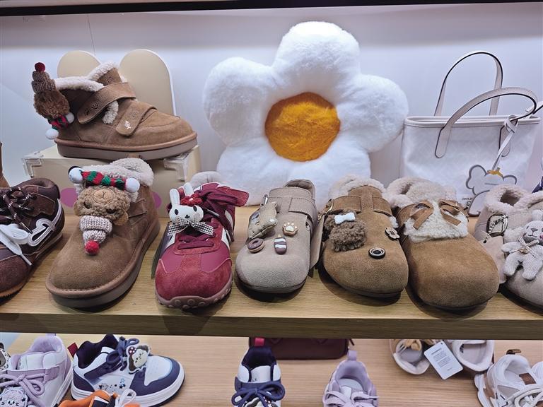 市场上的各类女鞋