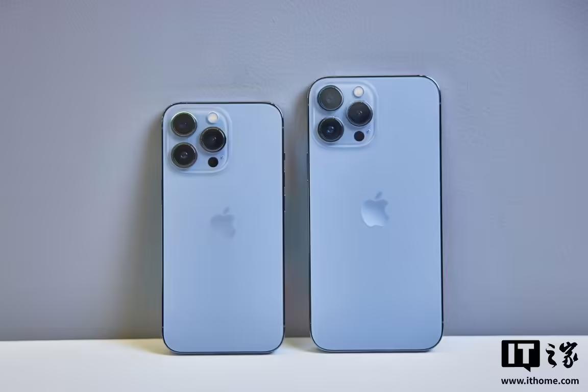 两部蓝色的iPhone手机，展示背面摄像头区域