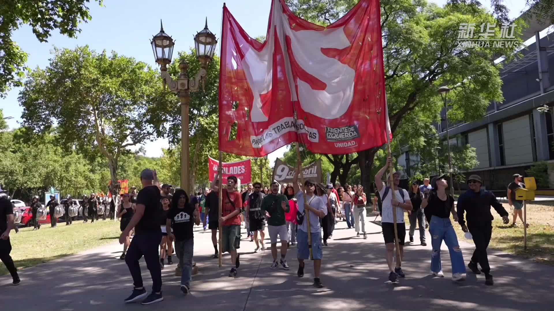 阿根廷民众抗议美国突袭委内瑞拉