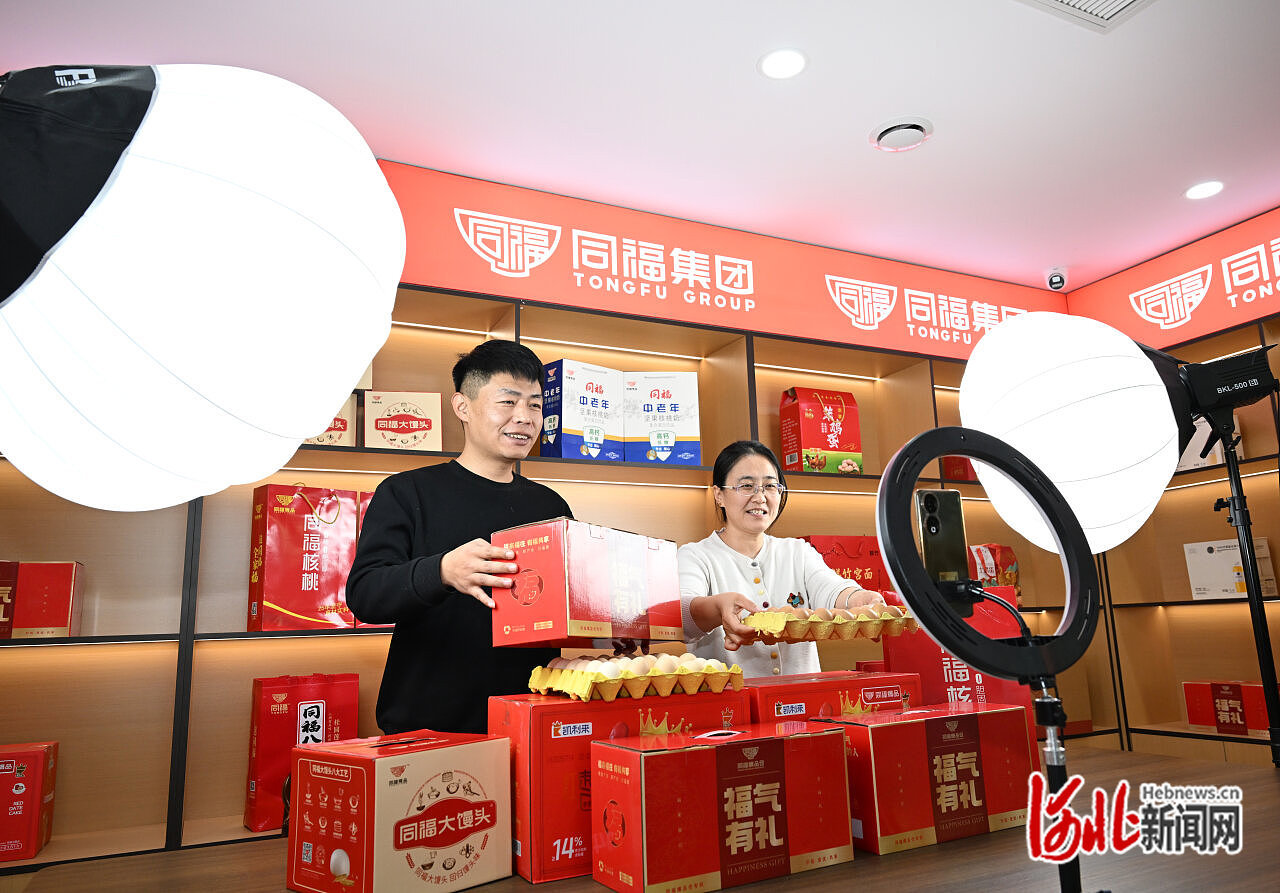 1月6日,在正定县塔元庄文产电商直播实训基地,主播正在推介当地农产品。 河北日报记者 史晟全摄