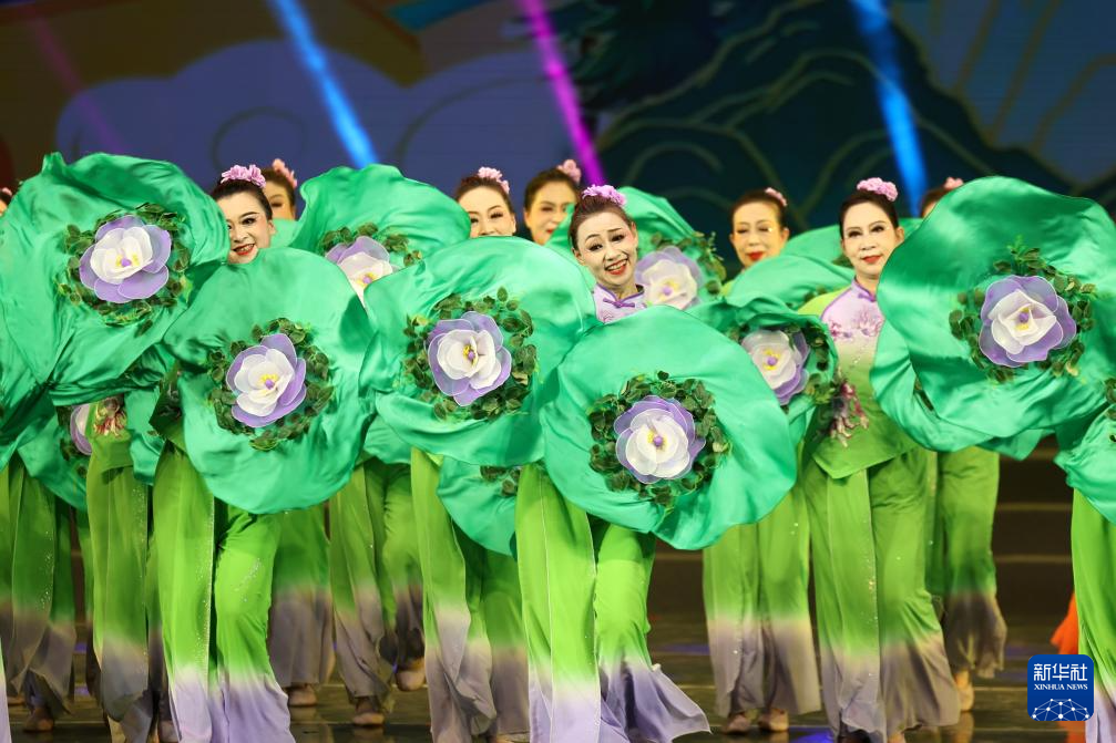 甘肃省定西市文化馆的演员在甘肃省群众文艺展演展播活动首场演出中表演舞蹈（1月7日摄）