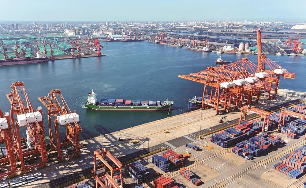 “十四五”期间,唐山港吞吐量持续攀升,从2021年吞吐量完成7.22亿吨,到2024年完成8.62亿吨,连续三年稳居全球沿海港口第2位。图为唐山港京唐港区繁忙景象(资料片)。杜雯拓 吕光宇 摄