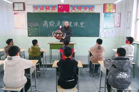 王成林走进校园，为学生讲解兽头制作工艺，让传统艺术扎根校园。