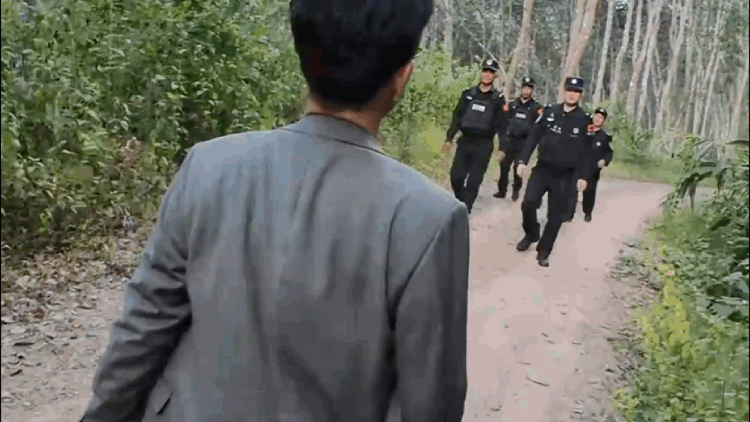 父子俩紧紧拥抱在一起。