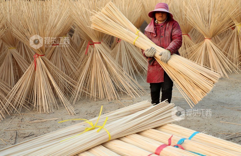 2026年1月6日，江西省吉安市泰和县桥头镇石壁村毛竹加工厂，农民在晾晒竹制品。