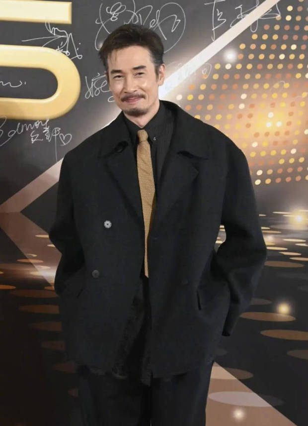 陈豪系金色领带，成熟有魅力。