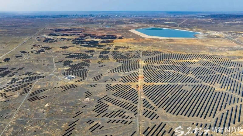 新疆油田三三三区光伏基地。吕殿杰摄