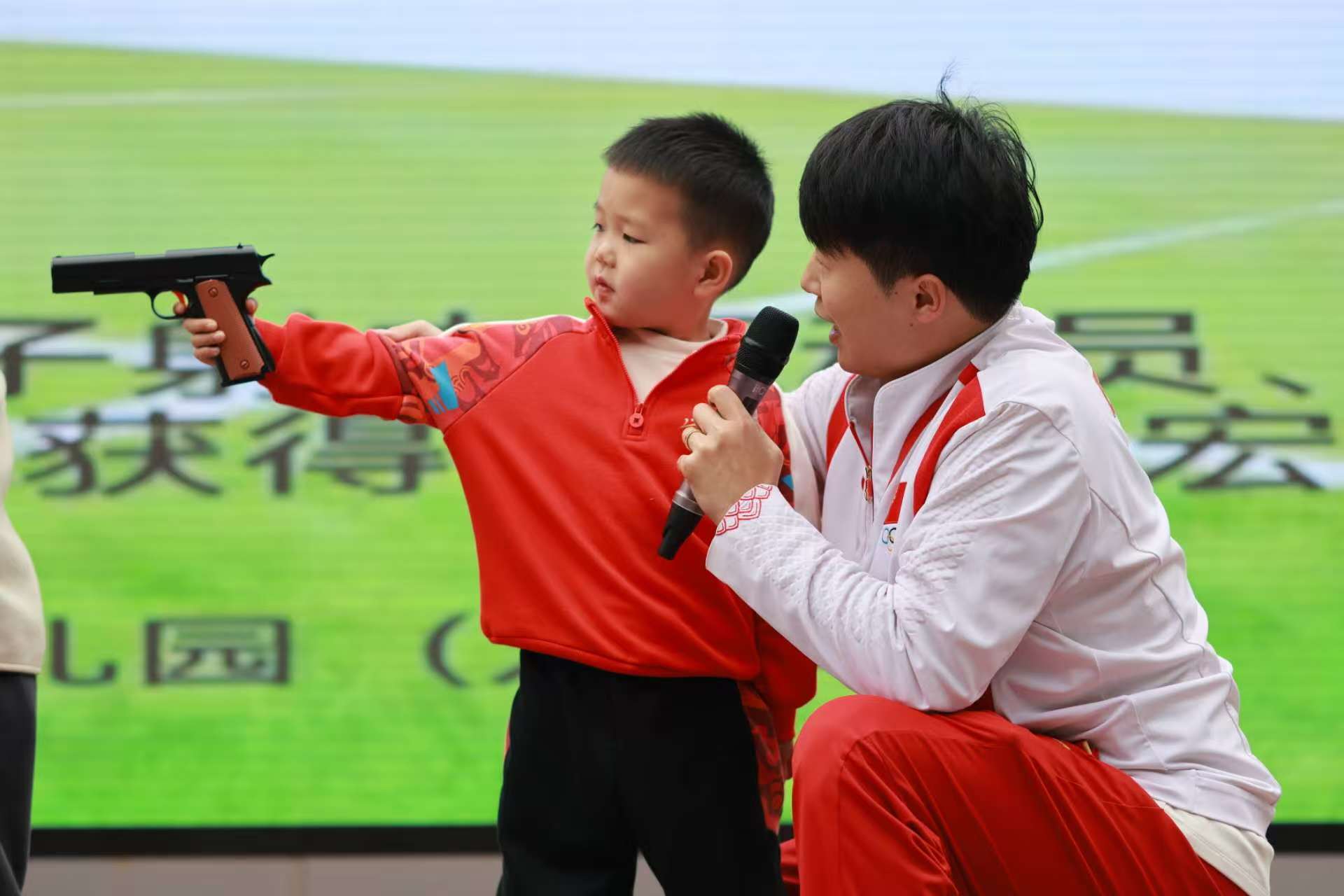 凤凰网|奥运冠军进深圳校园，助力学前教联体发展