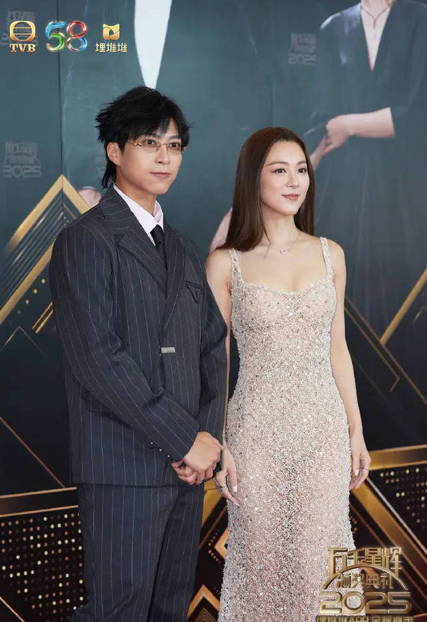 王敏奕穿亮片长裙好闪，与吴业坤现身万千星辉2025TVB颁奖礼红毯。
