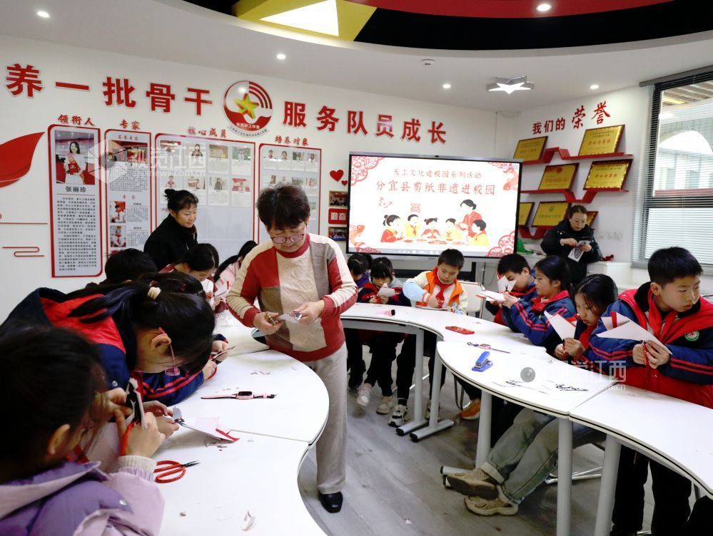 2025年12月31日，江西省分宜县文化馆组织非物质文化遗产项目传承人走进分宜县第二中心小学开展“非遗进校园 文共传承”活动，让学生们“零距离”体验采茶戏、竹编、剪纸、药香等非遗技艺，感受优秀传统文化的独特魅力。