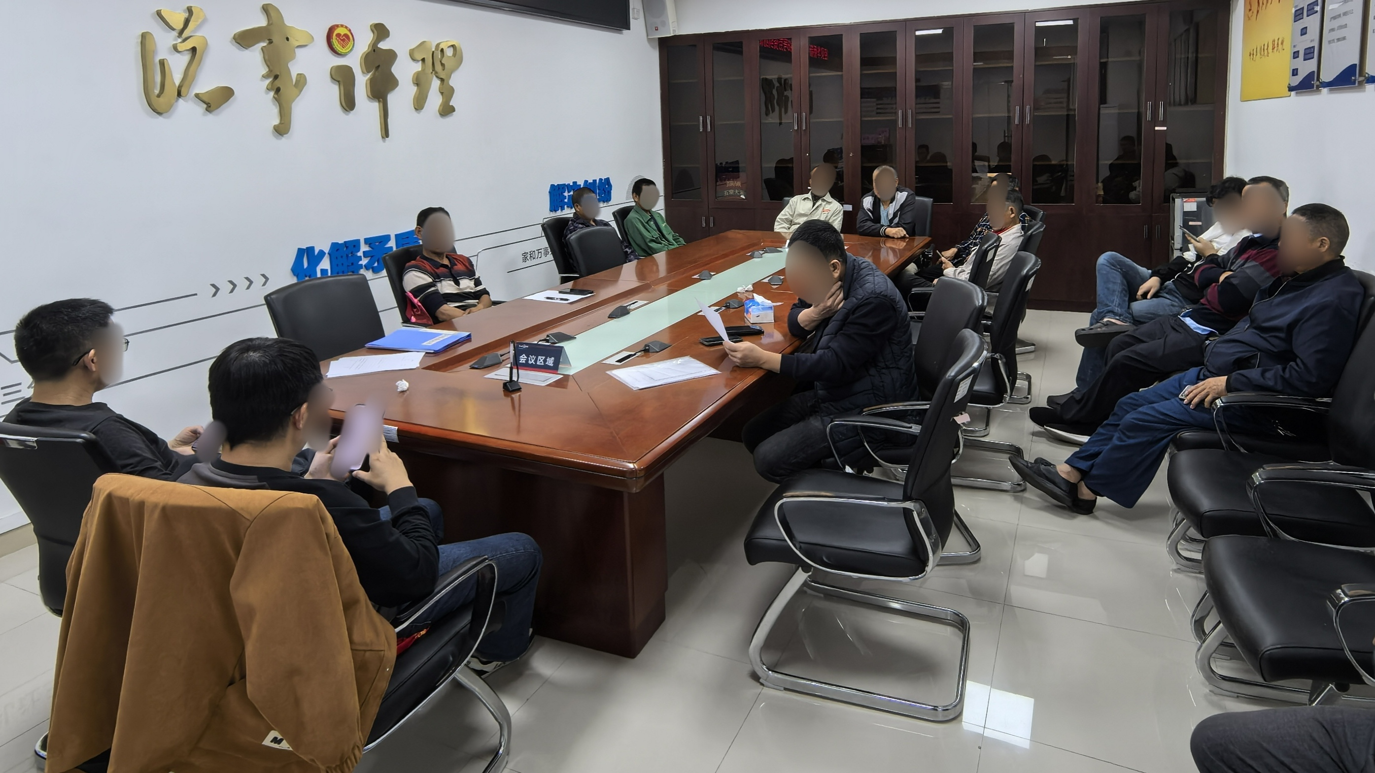 西乡径贝：讨薪堵门非良策，社区调解解“薪”愁