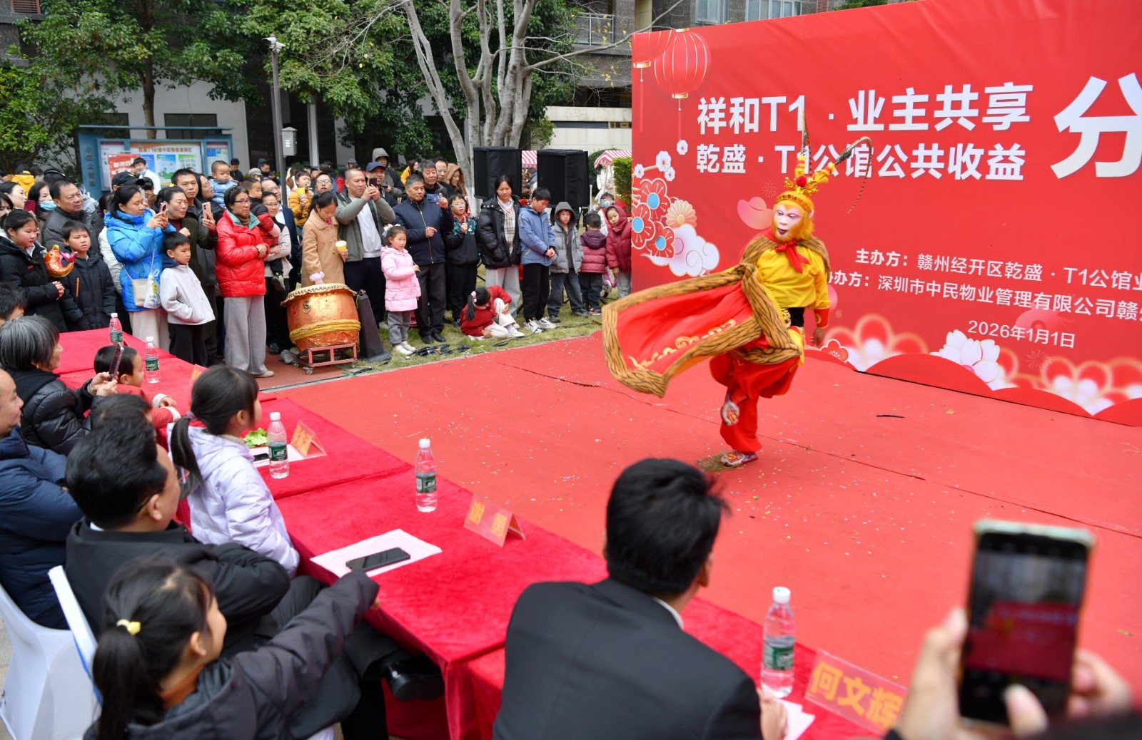 精彩的表演吸引众多居民围观。