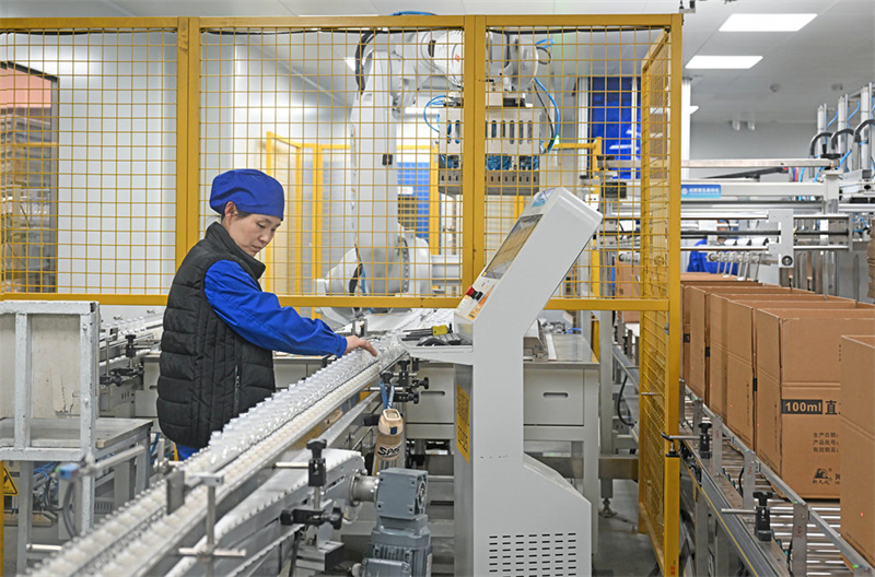 1月6日，位于沧州经济开发区的河北天成医药股份有限公司，工人在生产车间作业。