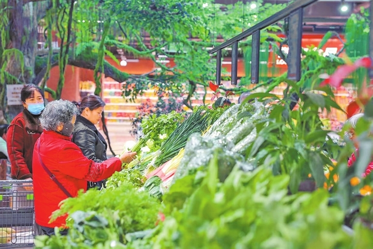 农夫刘先生超市内景。河南日报社全媒体记者 时硕 摄