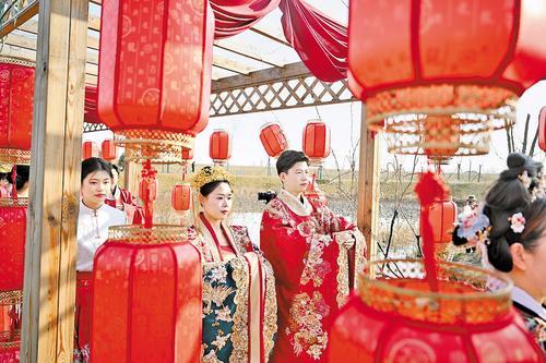 1月1日，邢台市百泉鸳水公园鸳鸯泉畔，新人参加中式集体婚礼。 本报记者 赵永辉摄