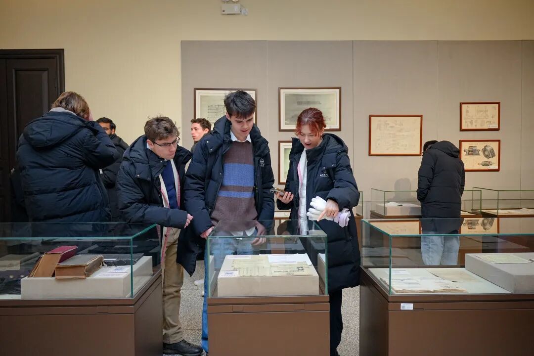 参观哈工大博物馆