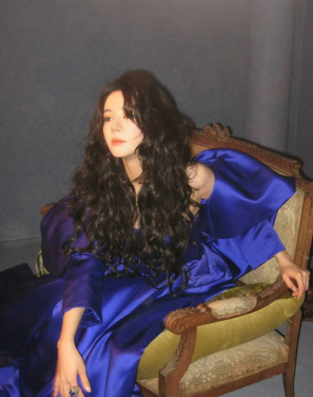 热巴穿着宝蓝色礼服，一头卷发好迷人。