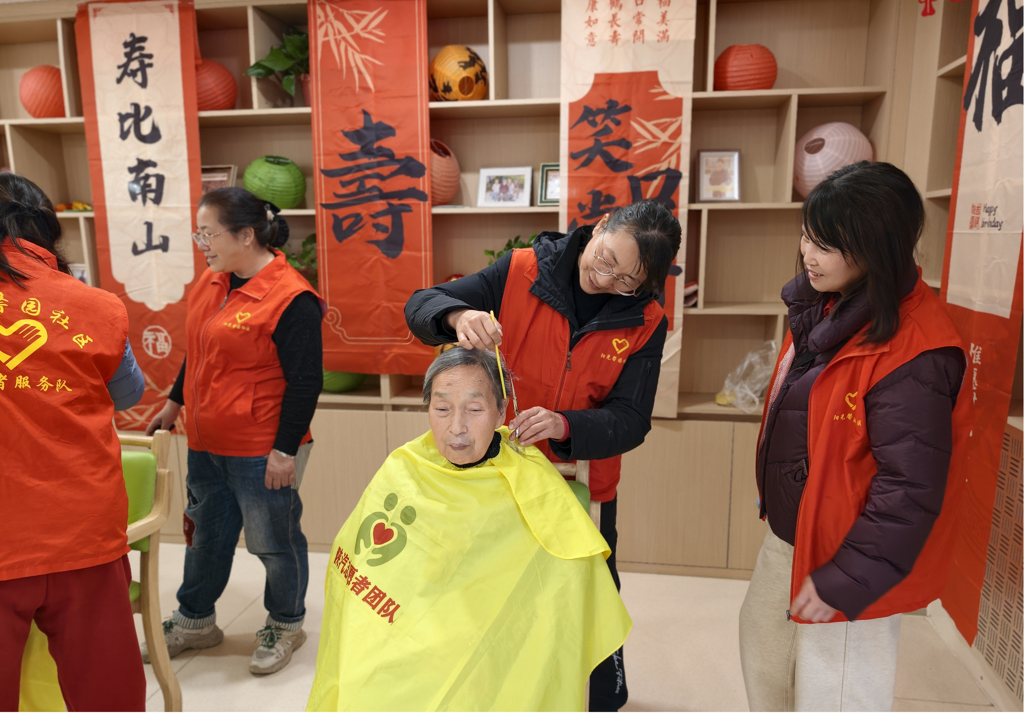 经开区元旦温情行动:银龄志愿团队走进养老院送暖意