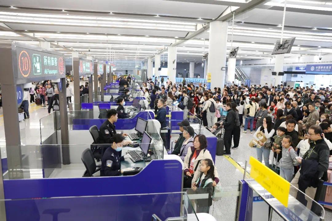 港珠澳大桥珠海口岸出入境客流破亿 “黄金通道”加速粤港澳融合