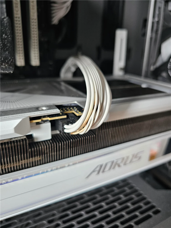 RTX 5090新年第一烧！玩游戏时闻到糊味已心知不妙