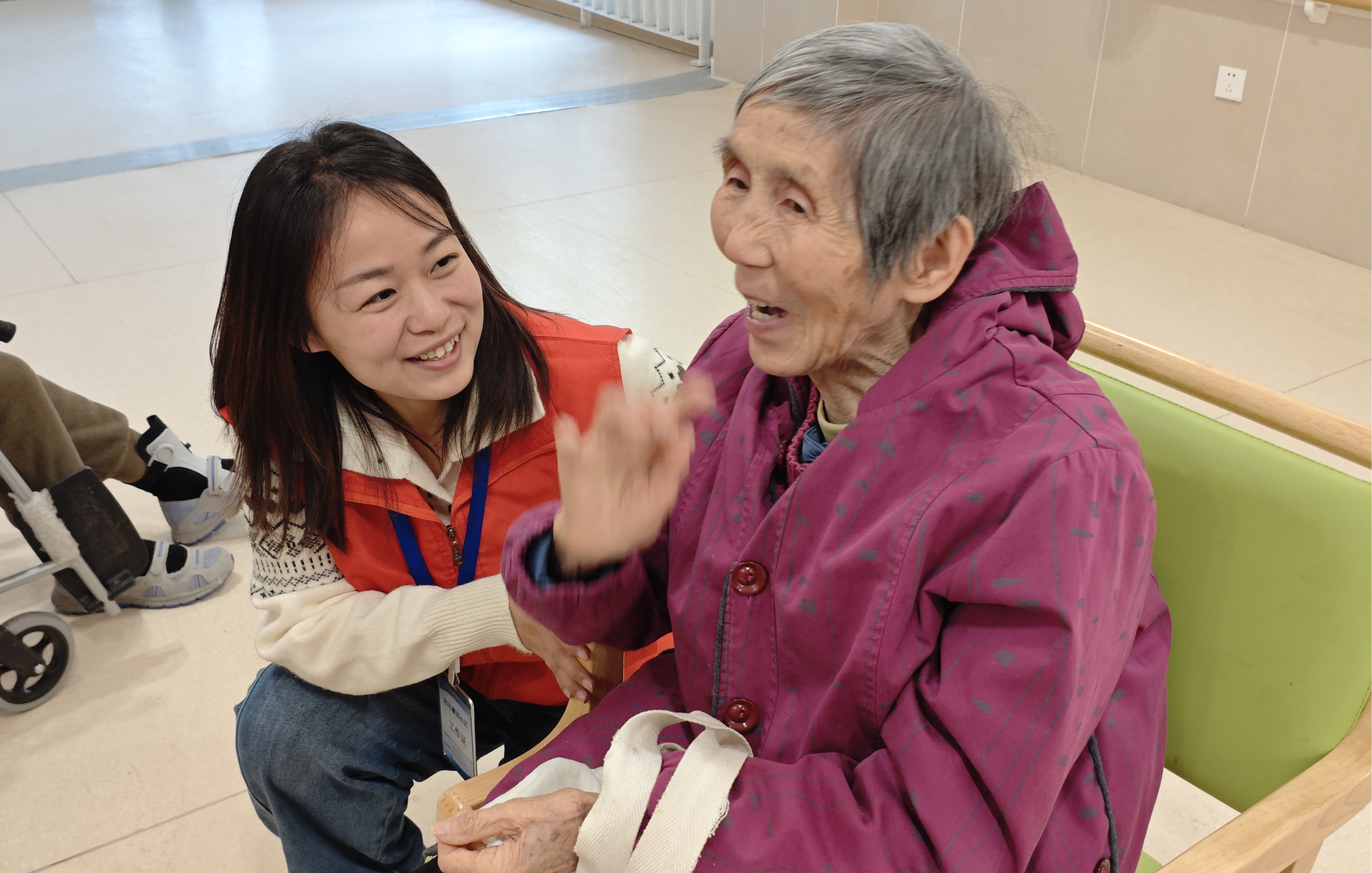 经开区元旦温情行动:银龄志愿团队走进养老院送暖意