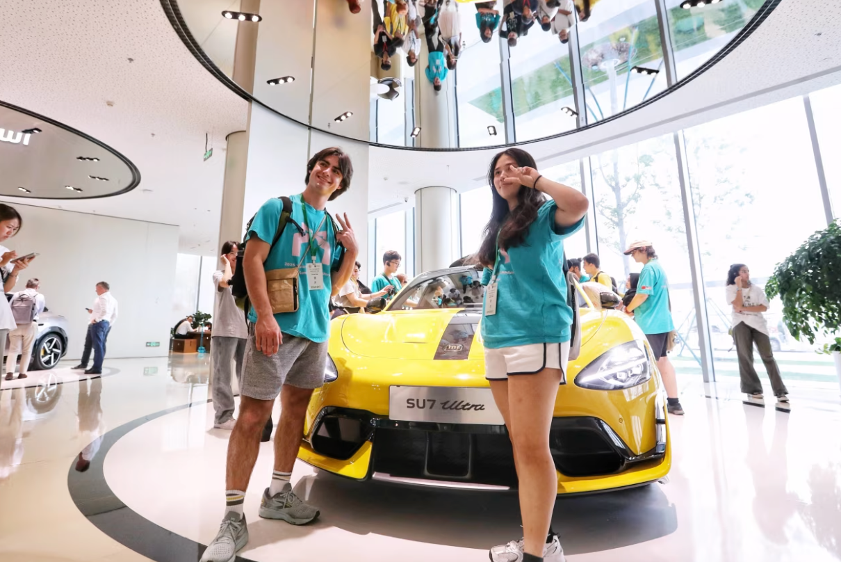 游客在小米SU7 Ultra前合影