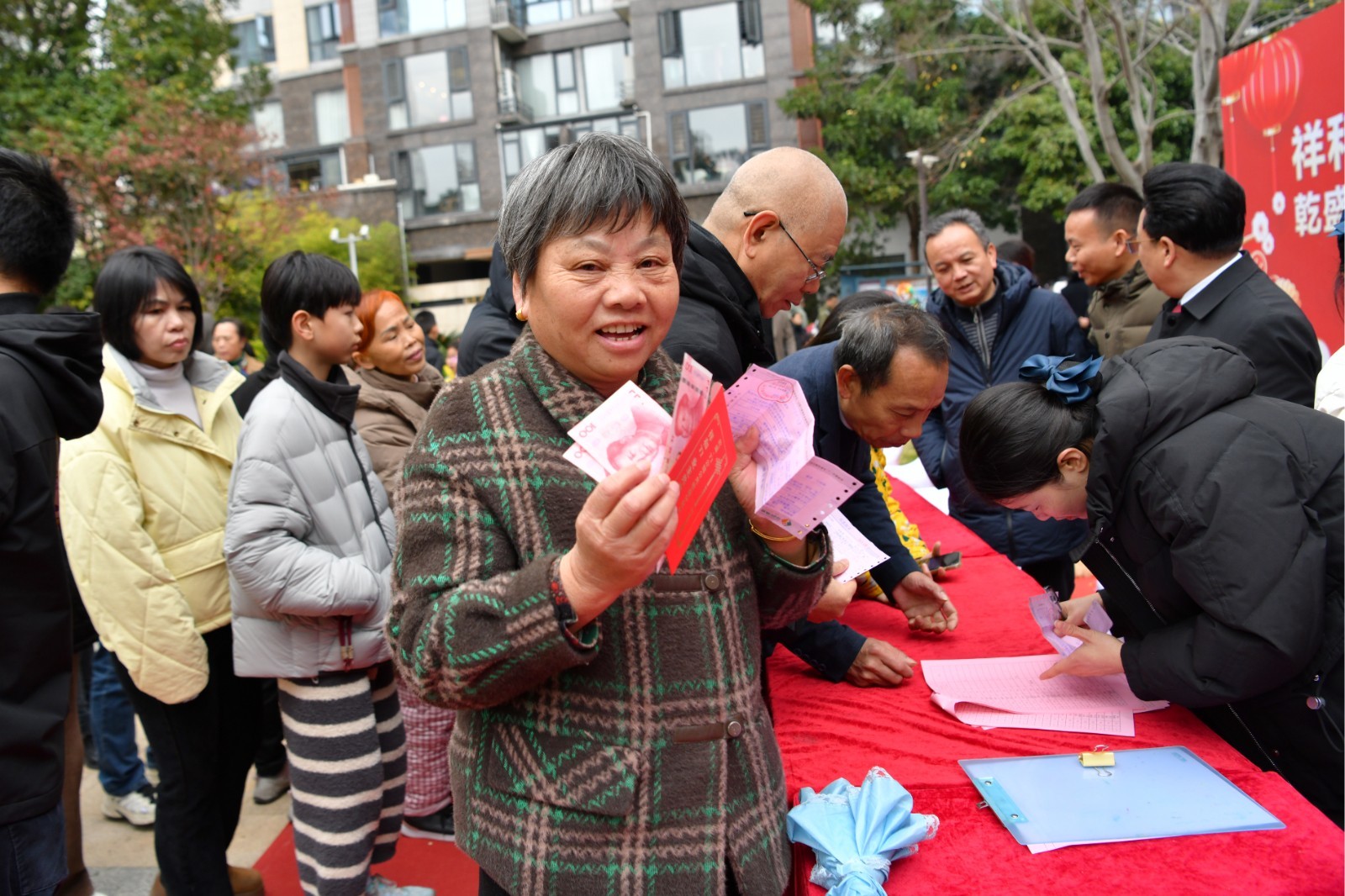 业主领取红包，喜笑颜开。