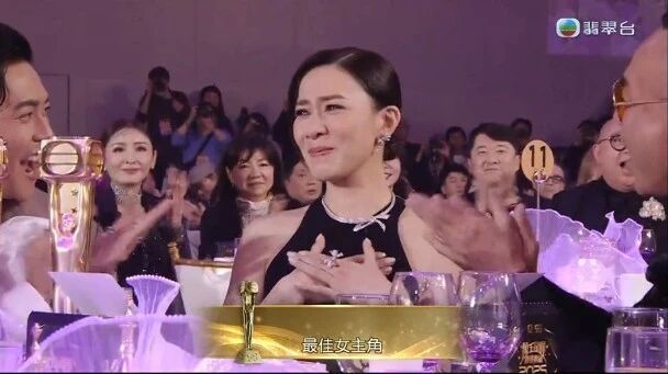 佘诗曼泪洒颁奖现场